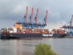 Containerschiff im Hamburger Hafen